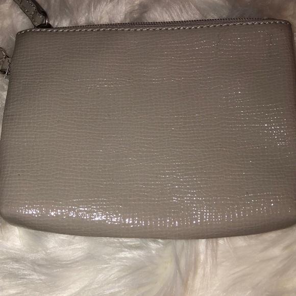 NWOT Nine West Glossy Textured Zippered Wristlet - Picture 2 of 13